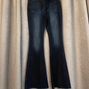 Amazing jeans!!! Flare with lace of zipper with buttons. Mid rise